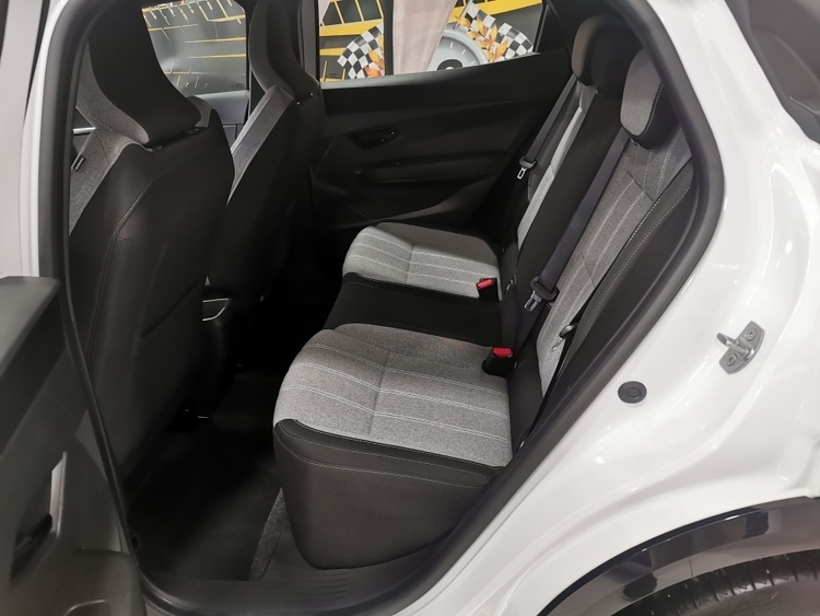 RENAULT MEGANE EVOLUTION E-TECH 130CV foto 5